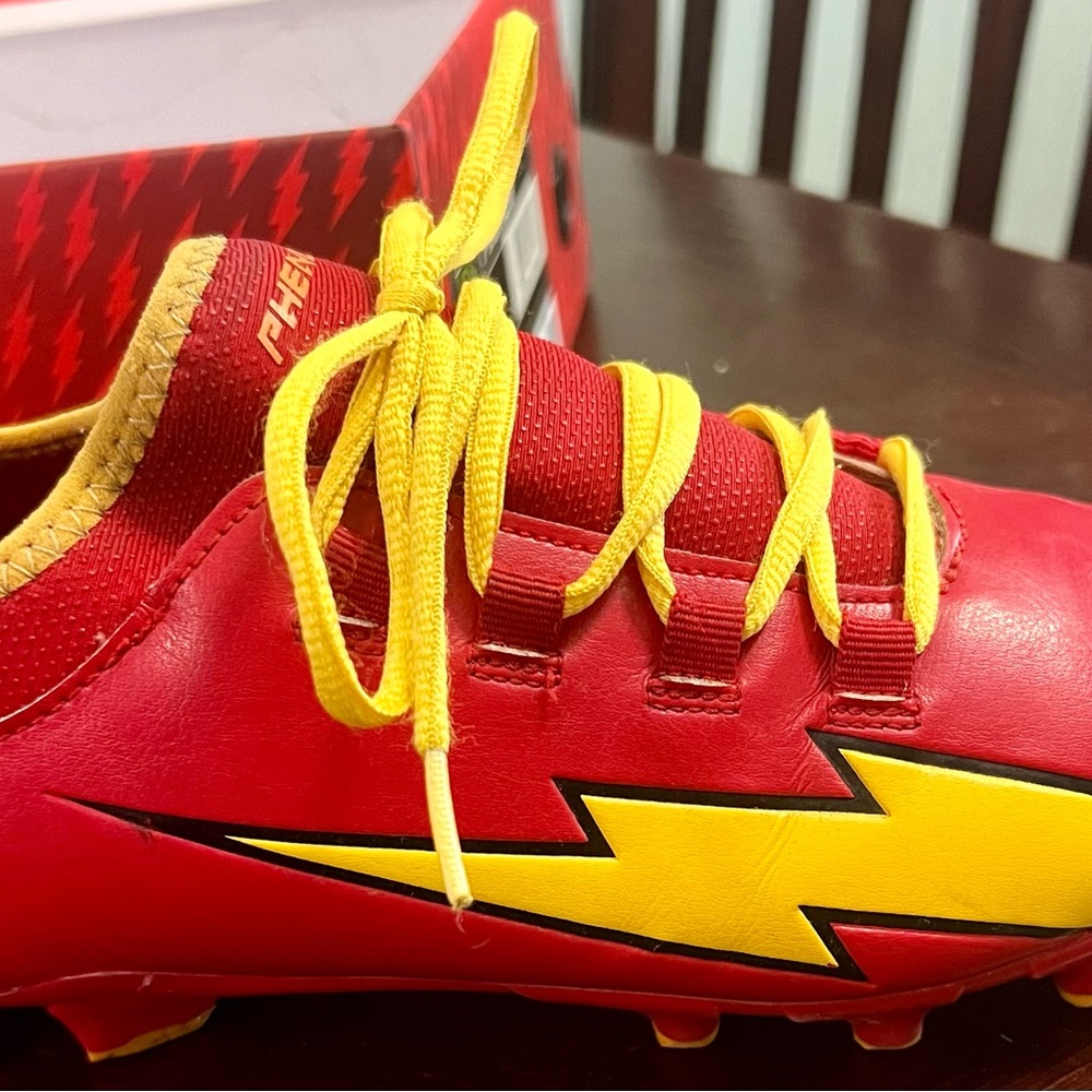 The Flash Football Cleats - Velocity 2.0 by Phenom Elite size 5.5Y